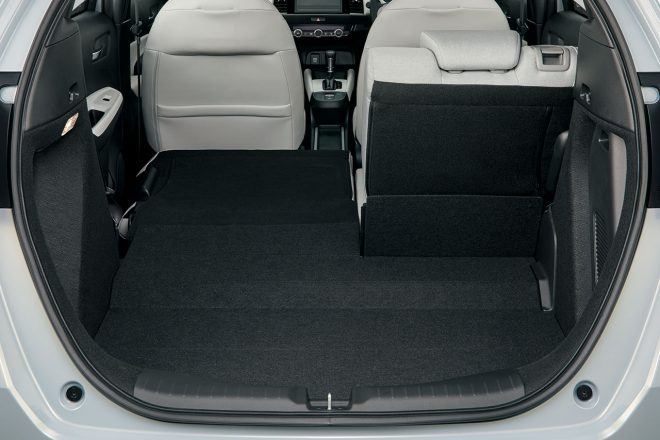 ホンダ・フィットハイブリッド『e:HEV BASIC』の荷室。後席を格納すればフルフラットな空間が広がる