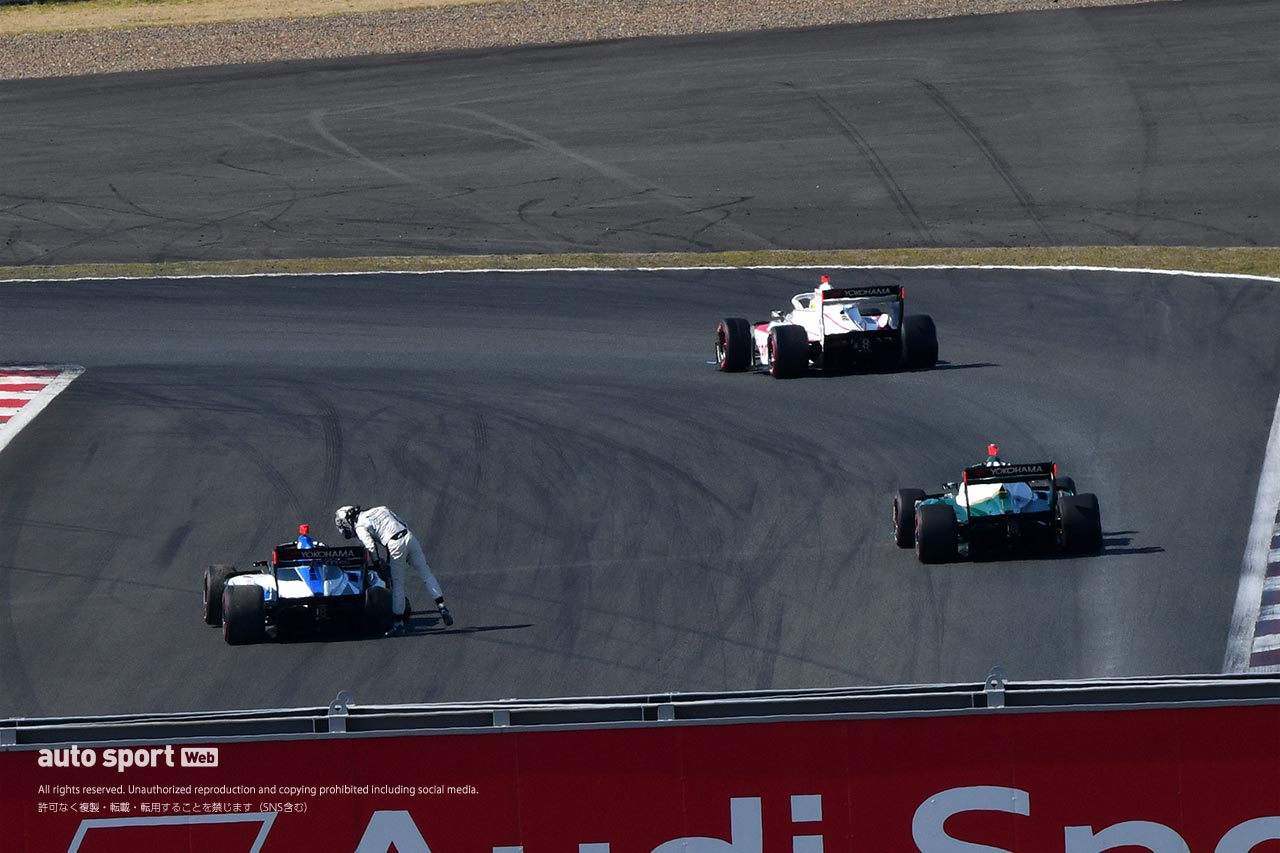 ストップした小林可夢偉（carrozzeria Team KCMG）