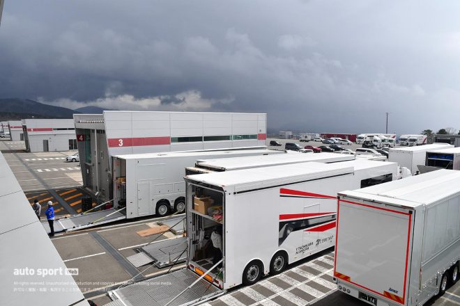 3月27日の富士スピードウェイのパドック。撮影があったトヨタ勢以外のトランスポーターはすでに引き返していた。トヨタ勢も撤収を始めている。