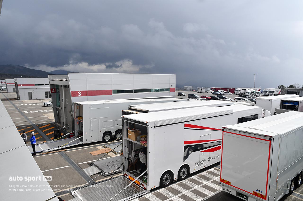3月27日の富士スピードウェイのパドック。撮影があったトヨタ勢以外のトランスポーターはすでに引き返していた。トヨタ勢も撤収を始めている。