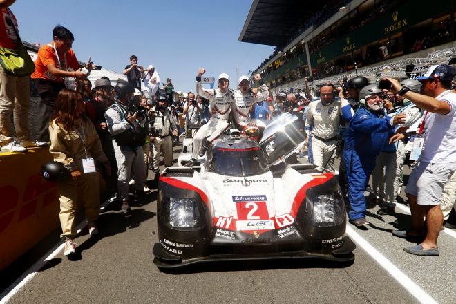 2017年ル・マン24時間のウイナーとなったポルシェLMPチームの2号車ポルシェ919ハイブリッド