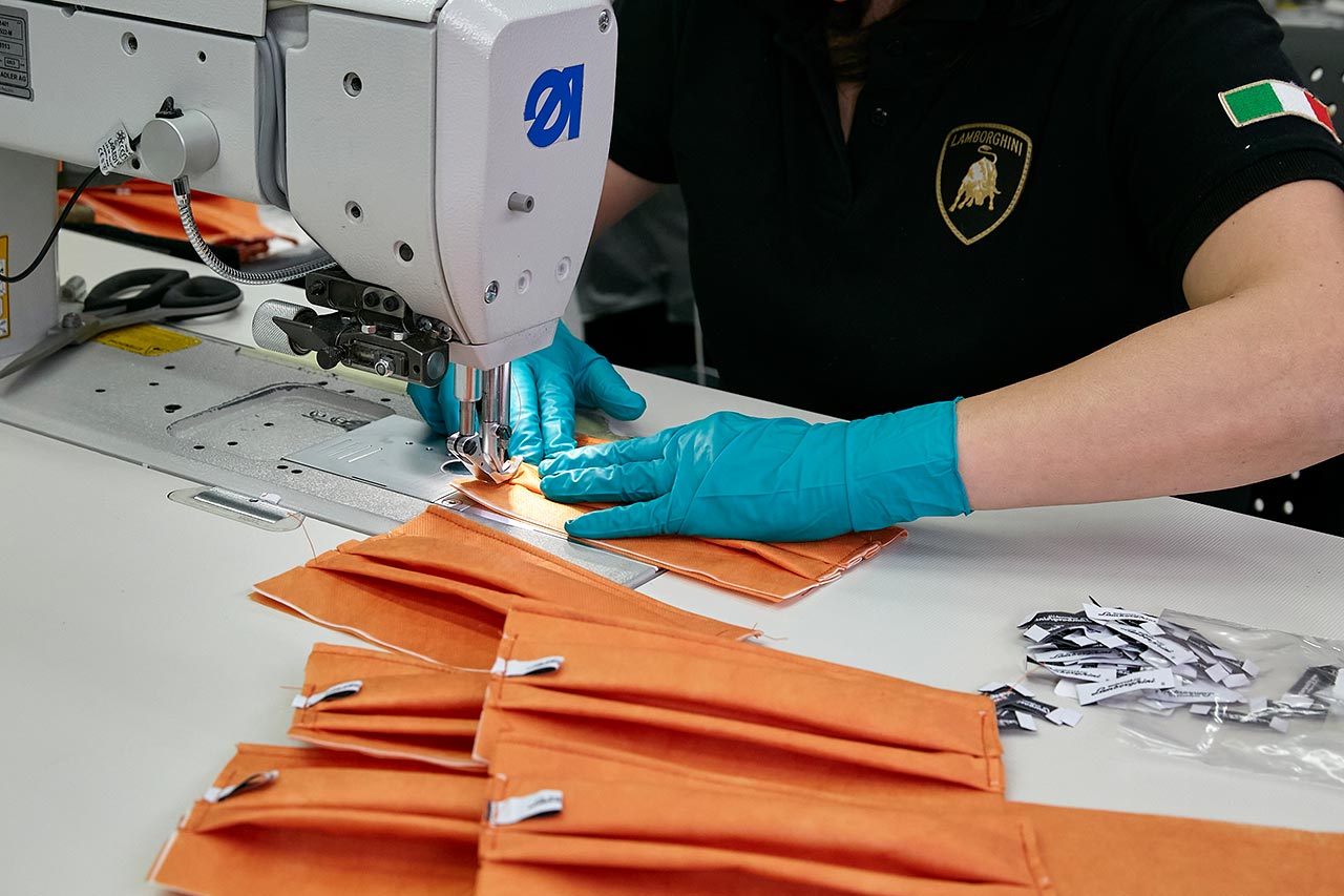 ランボルギーニの工場で生産される医療用マスク。内側にランボルギーニのタグがつく。