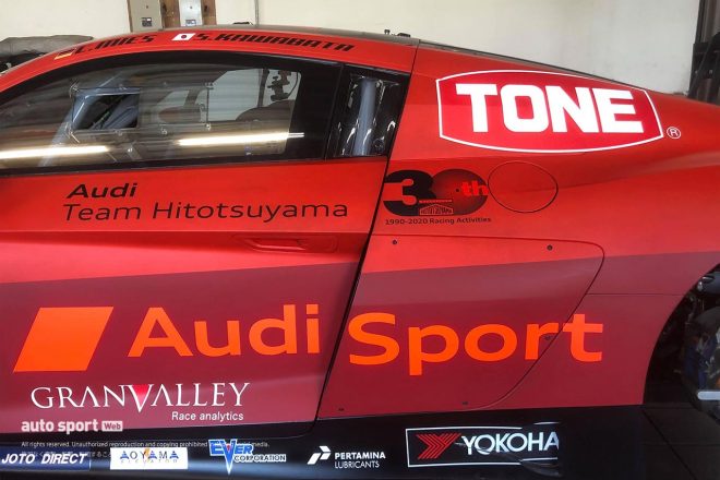 ドア後部に入れられた30周年ロゴ。ゼロの部分は、30年の“年輪”になっているという。