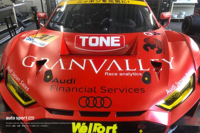 ボンネット向かって右側に入れられた30周年ロゴ。ゼロの部分は、30年の“年輪”になっているという。