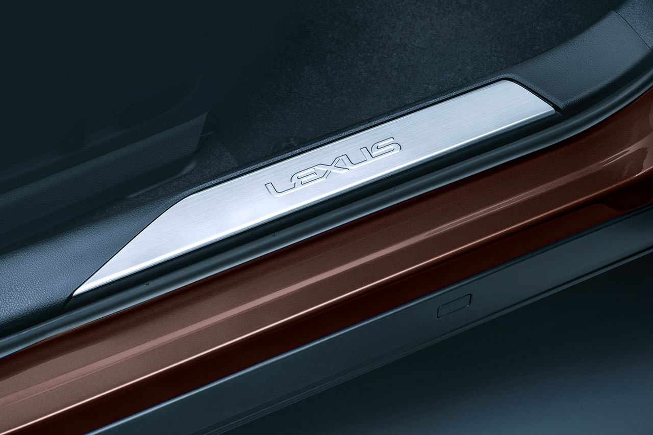 レクサスロゴ付きのスカッフプレート