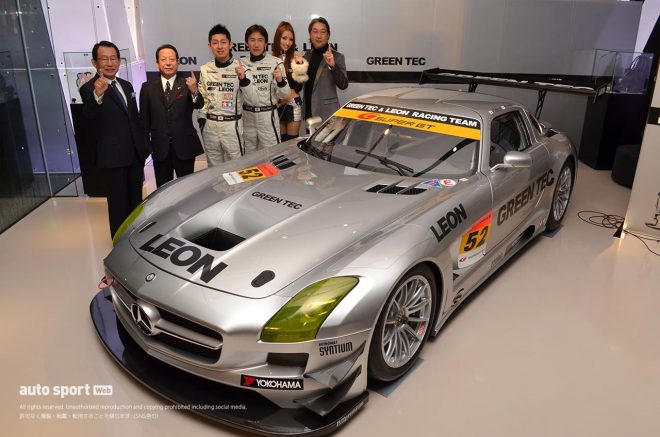 2012年に参戦したGREEN TEC & LEON with SHIFT。竹内浩典と黒澤治樹がドライブした。ちなみにレースクイーンは、現在タレントの加藤紗里さん