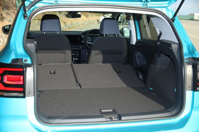 6対4分割可倒式の後席を倒すと、容量は最大で1281リッターまで広がる