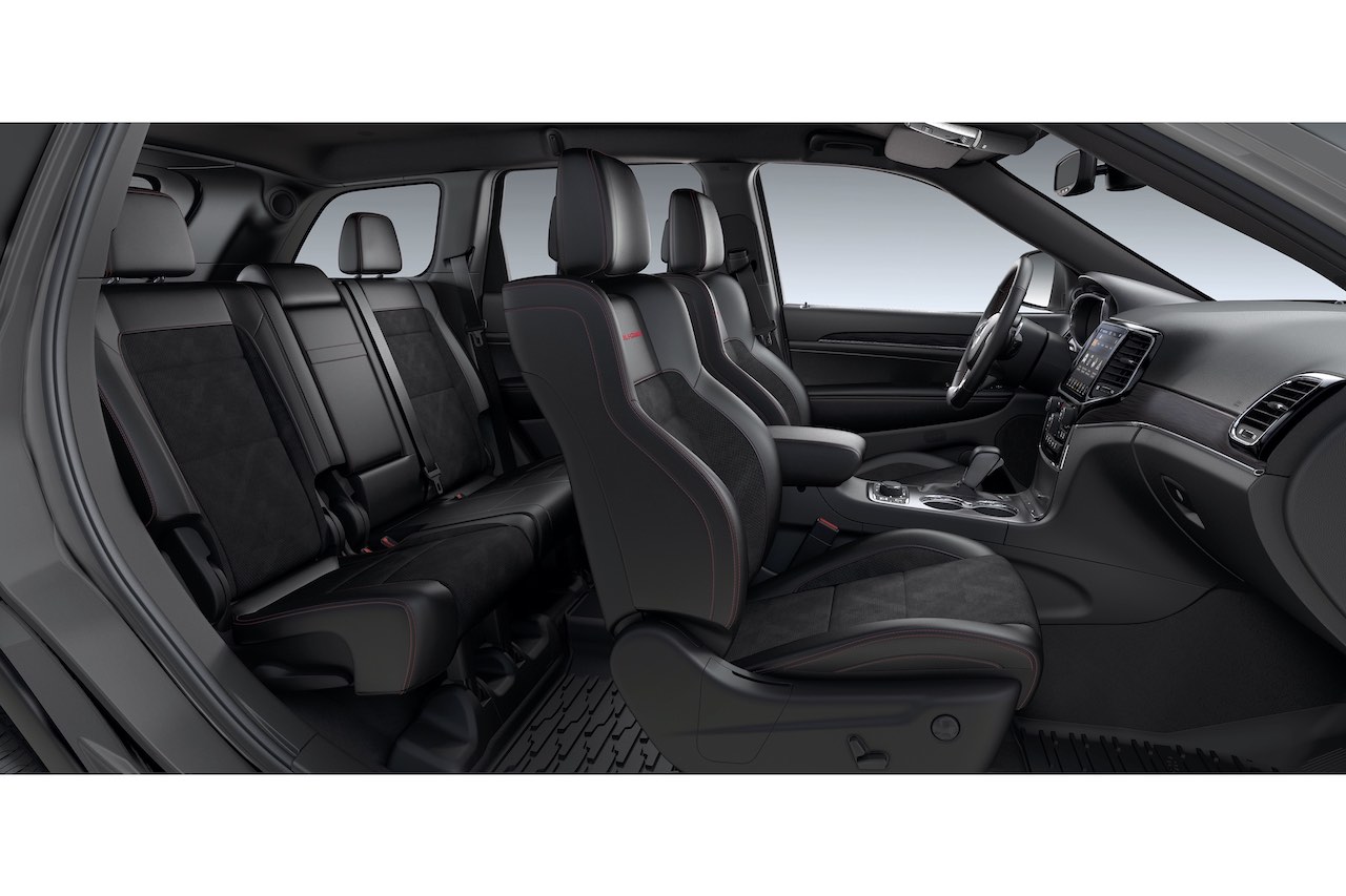 レザーとスエードのインサートを組み合わせたRAILHAWKのロゴ入りシートを採用する