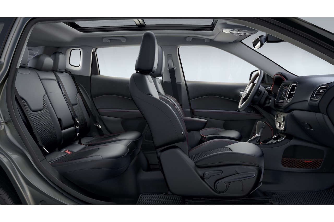 アウトドアギアなどの積載に便利なリバーシブルカーゴフロアや、ラバーフロアマットにより実用性も高められた