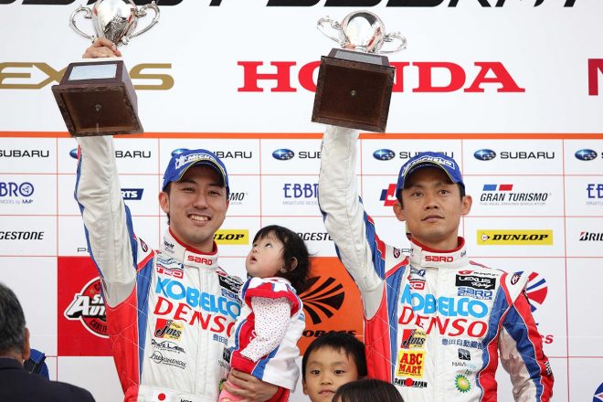 2012年、チームにひさびさの優勝をもたらした脇阪寿一／石浦宏明組。脇阪寿一は今季監督としてチームに復帰する。