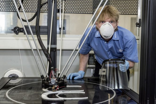 フェイスシールドは3Dプリンターで生産されたフェイスシールド用ホルダーに、プラスチックフィルムを差し込んで使用する。