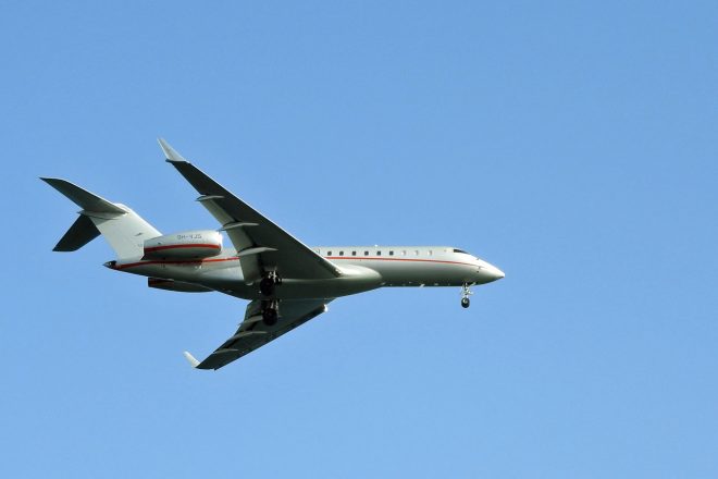 羽田空港に着陸するビスタジェットのボンバルディアBD-700グローバル・エクスプレス
