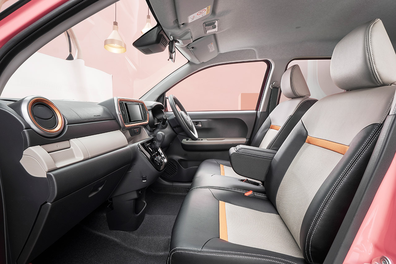 トヨタ・パッソ 特別仕様車 MODA“Charm” インテリア（ダークグレー）