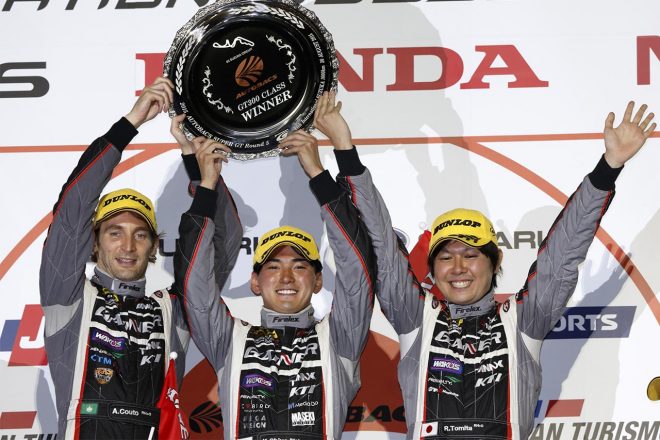 2015年王者のアンドレ・クートと、ともにGAINER TANAX GT-Rをドライブした千代勝正と富田竜一郎