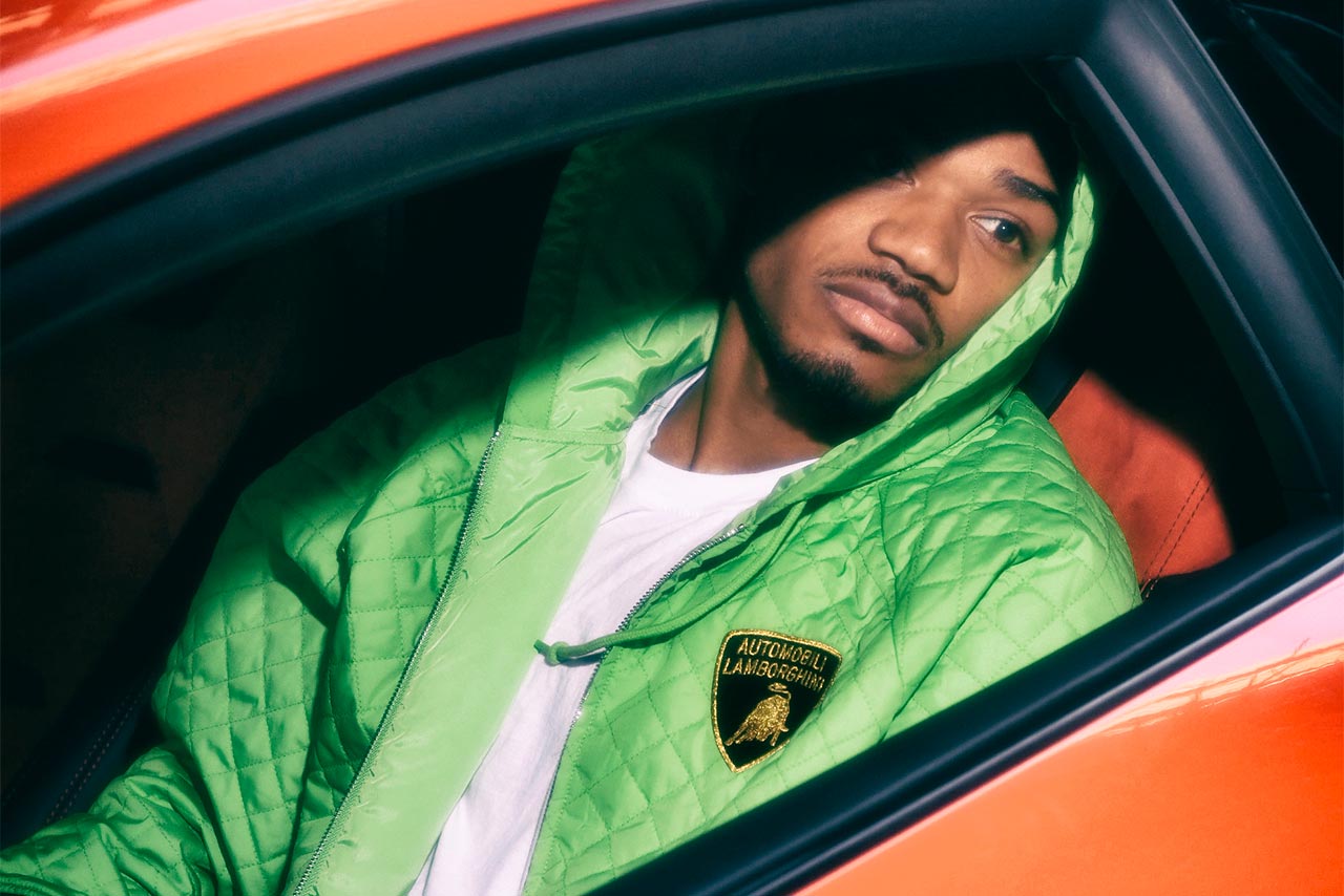 『カプセル・コレクション』のフード付きワークジャケットを着こなすスケーター、タイショーン・ジョーンズ