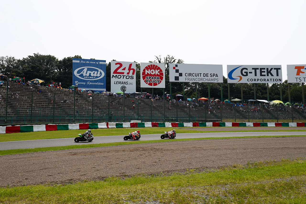 2019鈴鹿8耐：ル･マン看板の前を走り抜ける鈴鹿8耐マシン