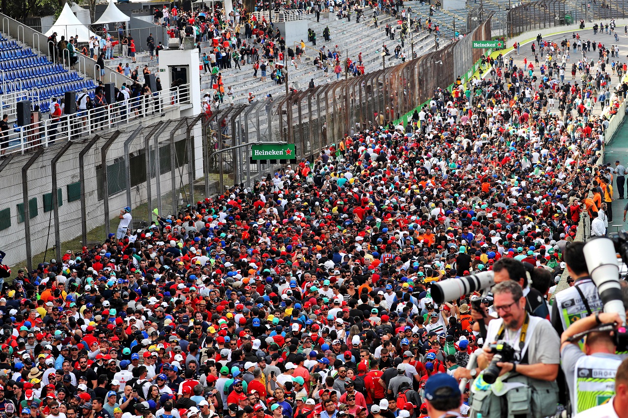 2019年F1ブラジルGP　レース後、コースになだれ込むファンたち