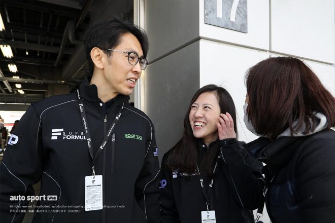 ピットレポーターのためにスーパーフォーミュラ富士公式合同テストからJRPのウェアに身を包んだ柳田真孝と三浦愛