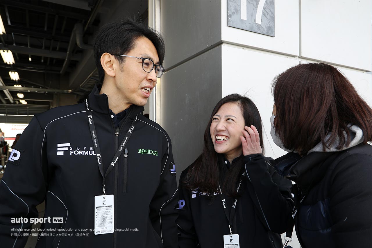ピットレポーターのためにスーパーフォーミュラ富士公式合同テストからJRPのウェアに身を包んだ柳田真孝と三浦愛