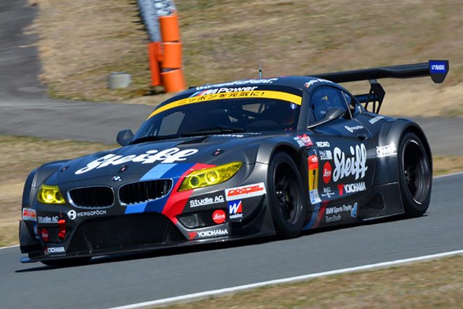 2014年の富士公式テストでは、たまたま到着したマシンカラーをベースとしたグレーのカラーリングで登場した。