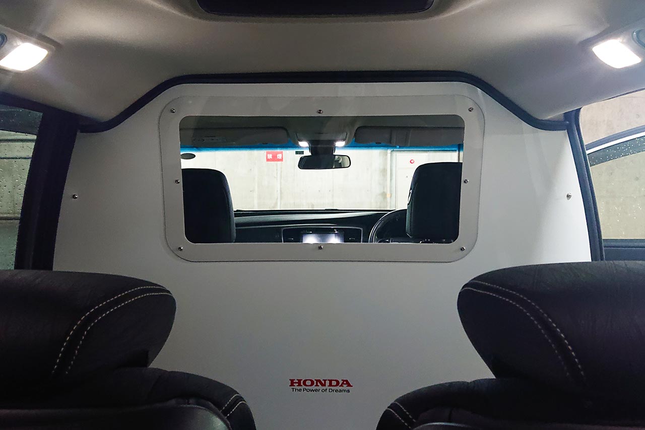 感染者を搬送するための車両（仕立て車）の内装。搬送時の感染リスクを削減するため、運転席と後部座席に仕切りを設置した。