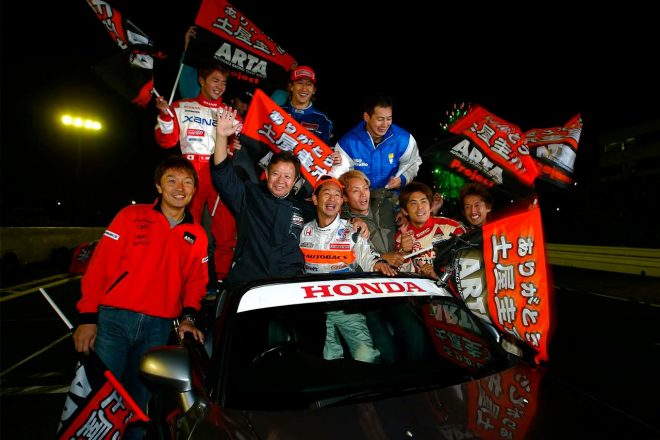 2003年鈴鹿　ARTA NSXを駆り引退レースを戦った土屋圭市。パレードには多くのドライバーがオープンカーに乗り込んだ。