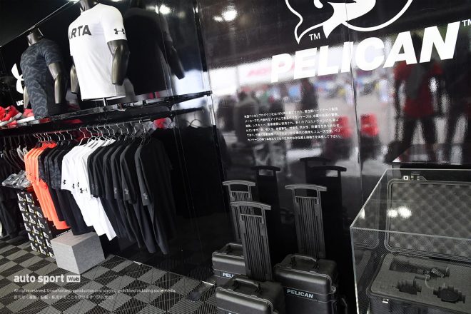 ARTAはレーシングスポーツブランドとして展開しており、サーキットでもグッズを購入できる。