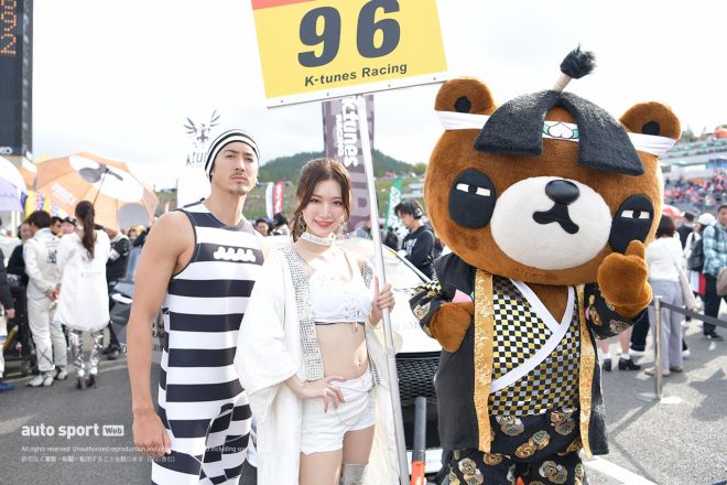 2019年第8戦ツインリンクもてぎ　マシンの前に立つKT Honeyの小嶋みやびさんとくまる