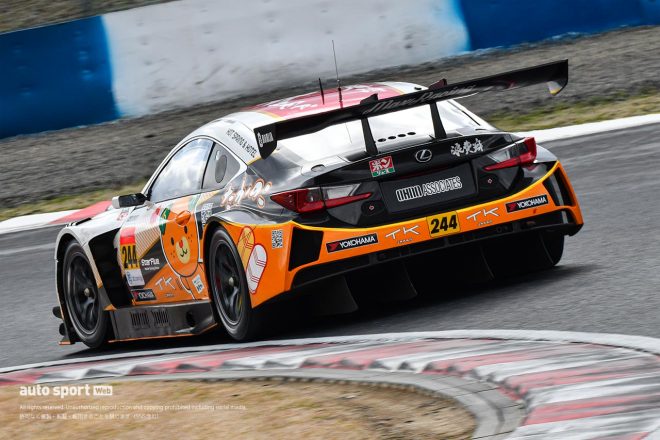 2020年のスーパーGTに挑むたかのこの湯 RC F GT3。ちなみにマシン各所に貼られたQRコードを読むと、チームHPにジャンプできる。