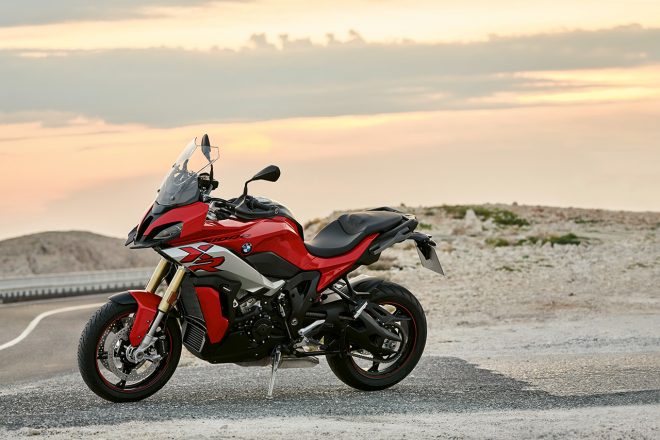 新型アドベンチャースポーツBMW S1000XR（レーシングレッド・ユニ／ホワイトアルミニウム メタリックマット）