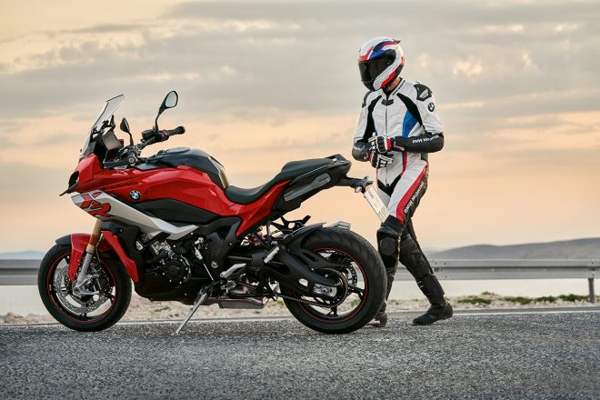 新型アドベンチャースポーツBMW S1000XR（レーシングレッド・ユニ／ホワイトアルミニウム メタリックマット）
