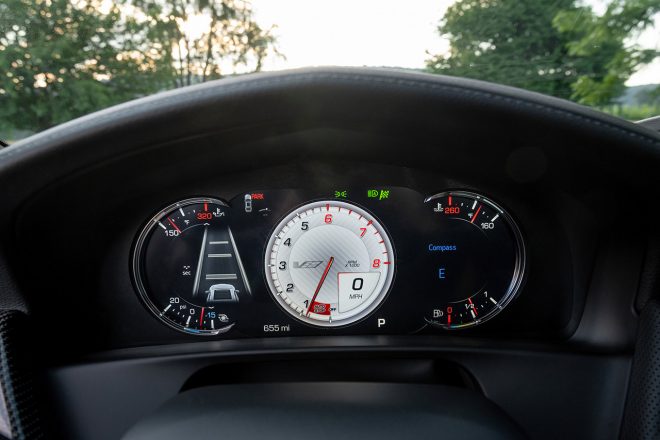 視認性に優れたCT6のデジタルメーター