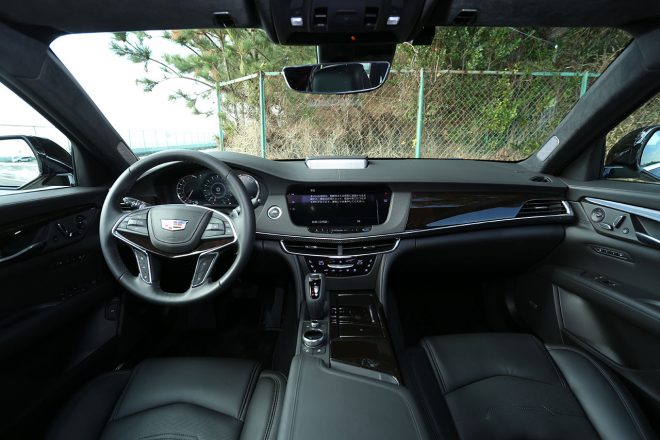 CT6のインパネまわり。日本仕様は左ハンドルのみ。