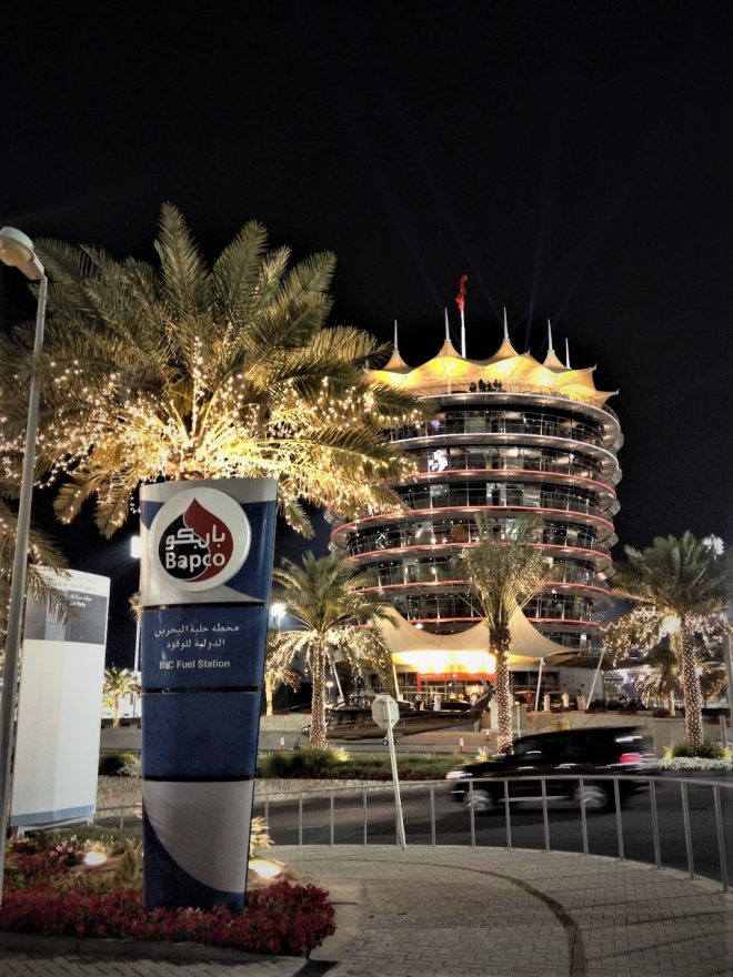 サーキットはきらびやかだが夜の周辺は暗黒の世界