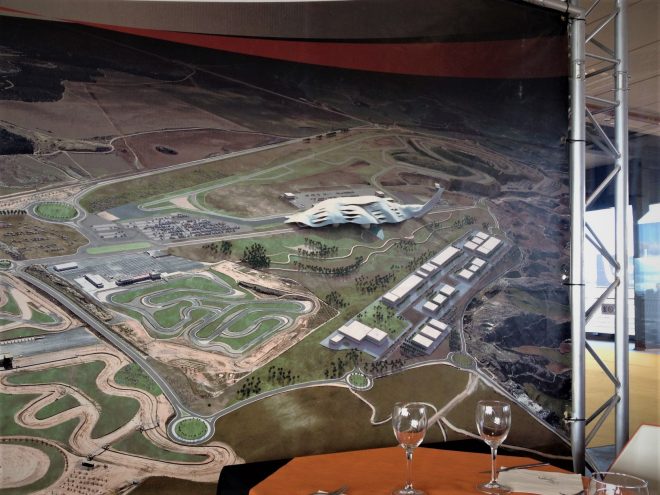 当初の完成予想図。しかし、各施設とも止まったまま