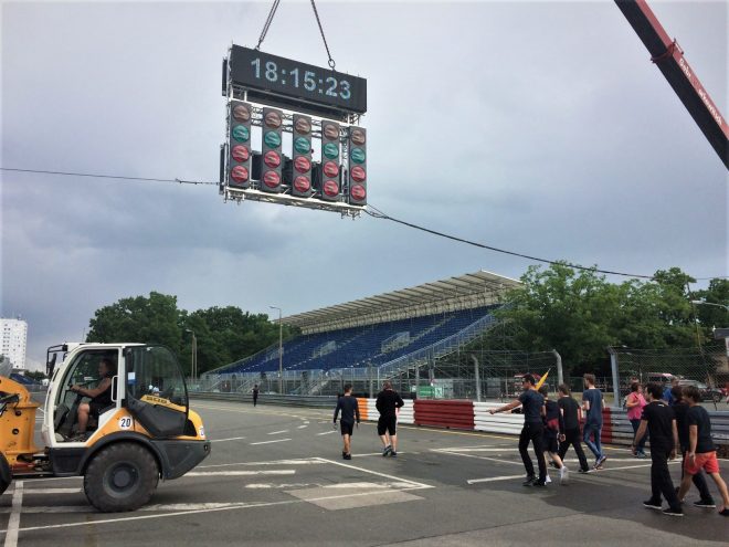 公道コースゆえにシグナルはクレーンで吊られて設置