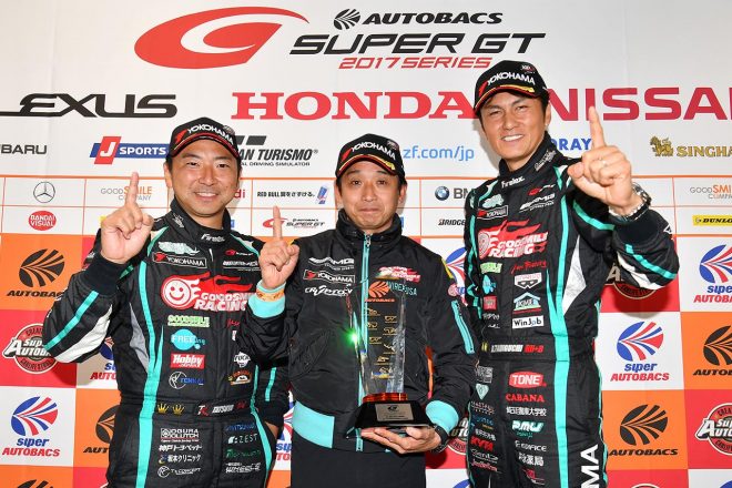 2017年のチャンピオンを獲得した谷口信輝／片岡龍也、片山右京監督