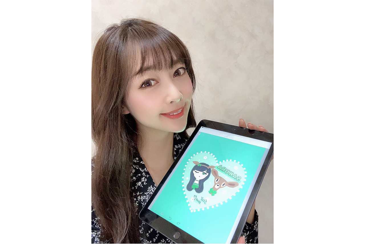 自身が描いたイラストをみせる林紗久羅さん