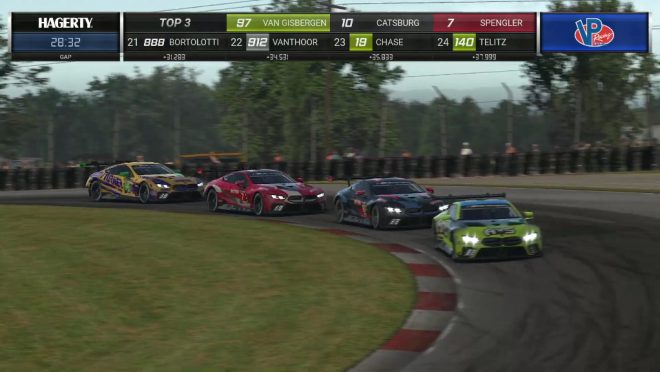 レース中盤、BMW勢4台による首位争いが展開された。