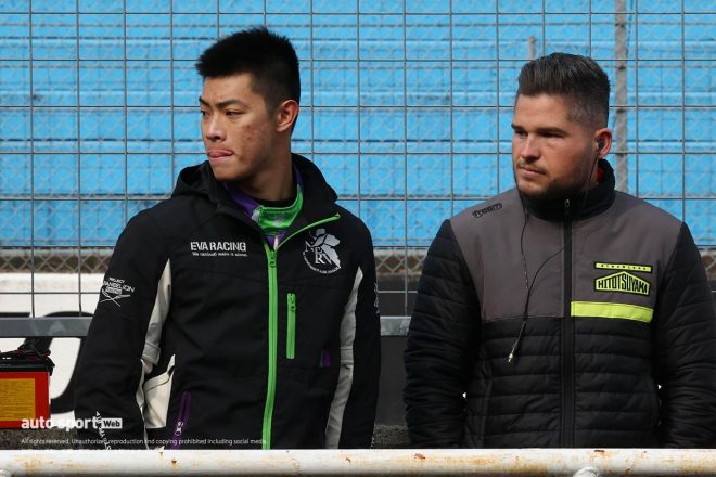 チームのエースでもあるショーン・トン（左）。Audi Team Hitotsuyamaのクリストファー・ミースと話し込む。