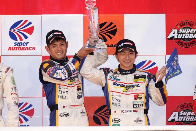 2009年のGT300チャンピオンを獲得した織戸学と片岡龍也