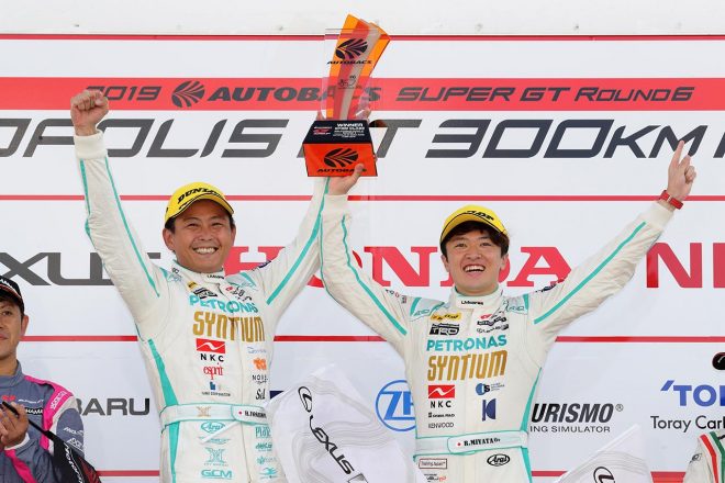 2019年第6戦オートポリスで優勝を飾ったSYNTIUM LMcorsa RC F GT3の吉本大樹と宮田莉朋