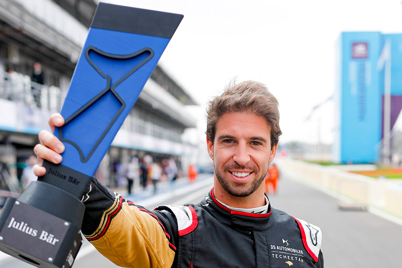 2019／20年フォーミュラE第5戦マラケシュE-Prixでポールポジショントロフィーを持つアントニオ・フェリックス・ダ・コスタ（DSテチーター）