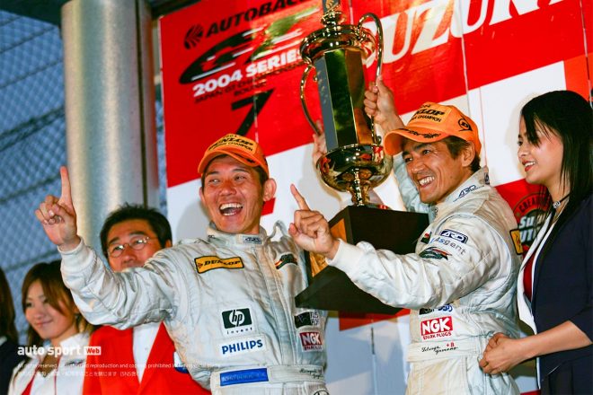 2004年にGT300チャンピオンを獲得したM-TEC NSXの山野哲也と八木宏之