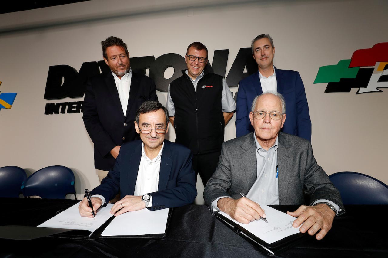 1月のデイトナ24時間でサインを行うACOとIMSAの主要メンバー