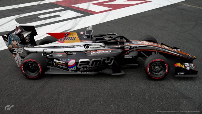 39号車をサイドから見た様子。流れるようなラインや細かいスポンサーシールも忠実に再現されている