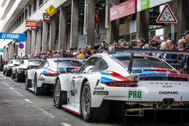 車検の順番を待つ4台のポルシェ911 RSR。前方2台がマンタイ・レーシングの欧州組、後ろ2台がコア・オートスポーツの北米組だ。