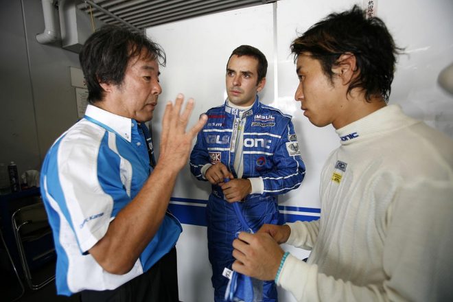 2006年、ブノワ・トレルイエと星野一樹と話し込む星野一義監督