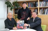 F1速報の創刊号となった『1990年メキシコGP号』を持つ津川哲夫氏（左）、川井一仁氏（中央）、浜島裕英氏（右）