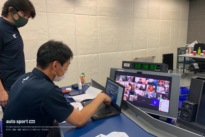 ZOOMでドライバーたちとコミュニケーションをとる飯田章レースディレクター